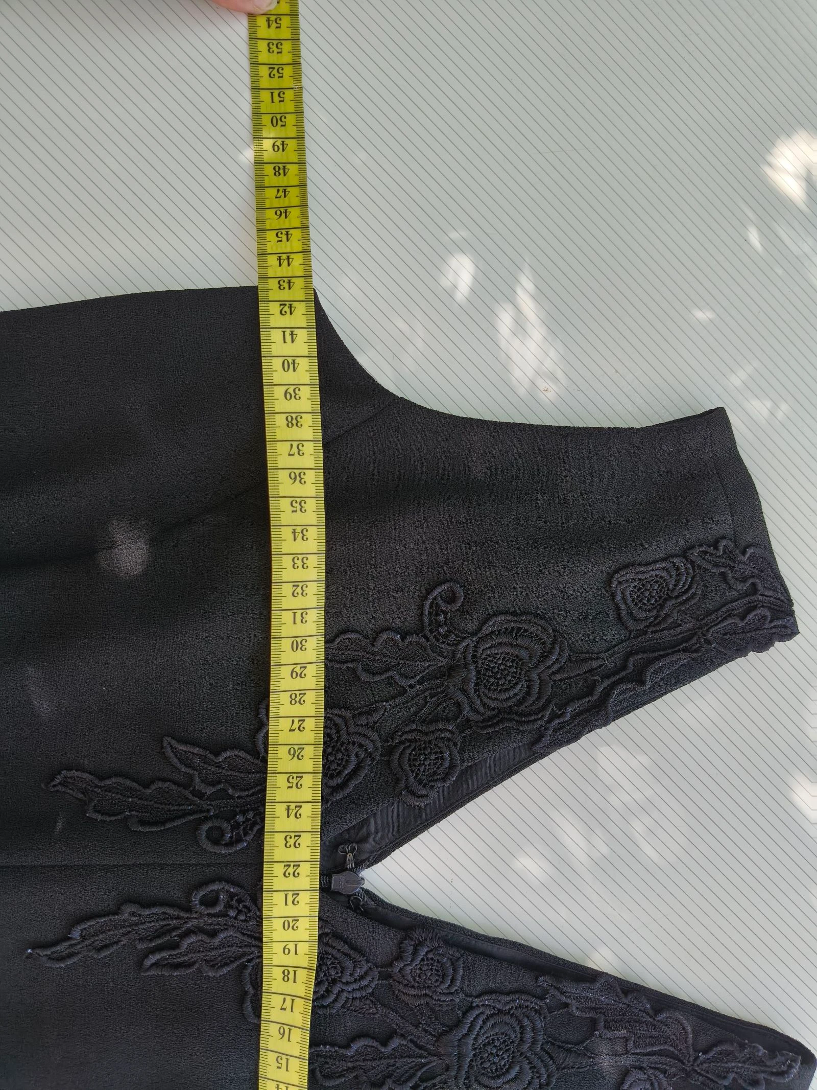 Vestido curto preto "Rosas Rojas" com guipur e gaze – photo 9